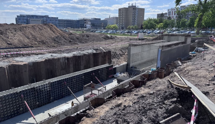 Hradec Králové a kraj by na parkovací dům u nemocnice mohly dát 250 milionů