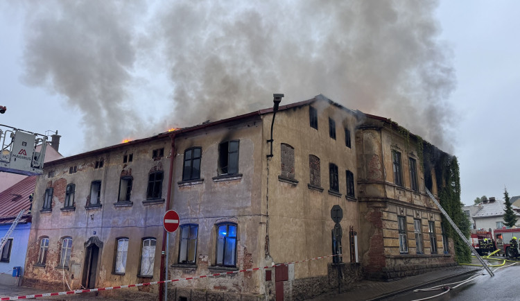 Jeden výjezd, dva požáry, hasiči v Polici nad Metují měli napilno