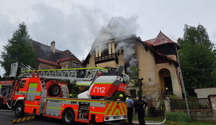 Požár domu v Jablonci. Uvnitř našli hasiči mrtvou seniorku