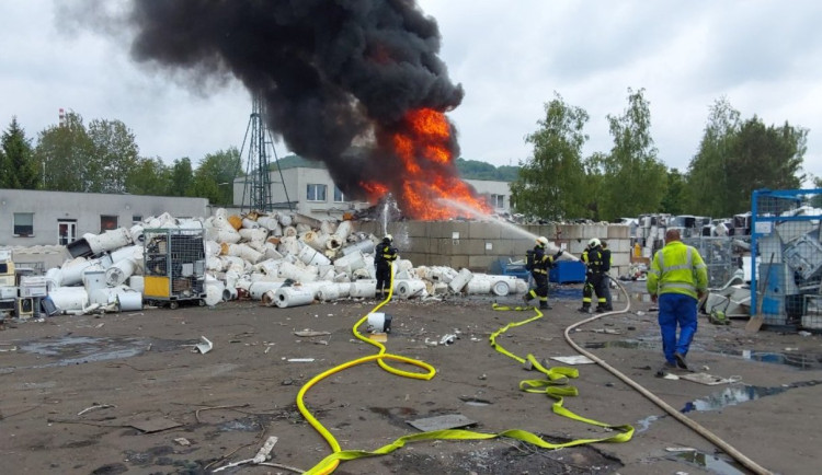 Ve Stráži pod Ralskem hořel odpad v průmyslovém objektu, zasahovali hasiči