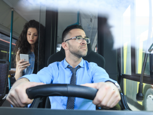 V hradeckém kraji usnadňují cestování QR kódy na autobusových zastávkách