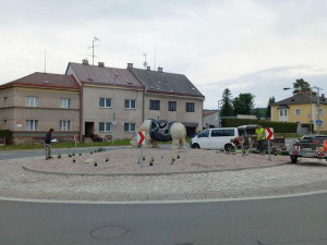 Sochu Sudána ve Dvoře Králové ozdobila nová zeleň