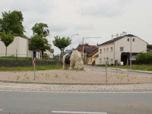Sochu Sudána ve Dvoře Králové ozdobila nová zeleň
