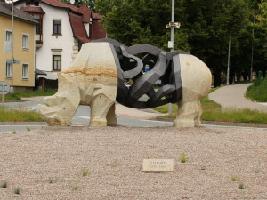 Sochu Sudána ve Dvoře Králové ozdobila nová zeleň