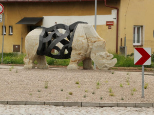 Sochu Sudána ve Dvoře Králové ozdobila nová zeleň