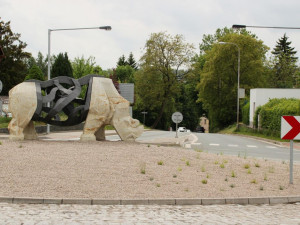 Sochu Sudána ve Dvoře Králové ozdobila nová zeleň