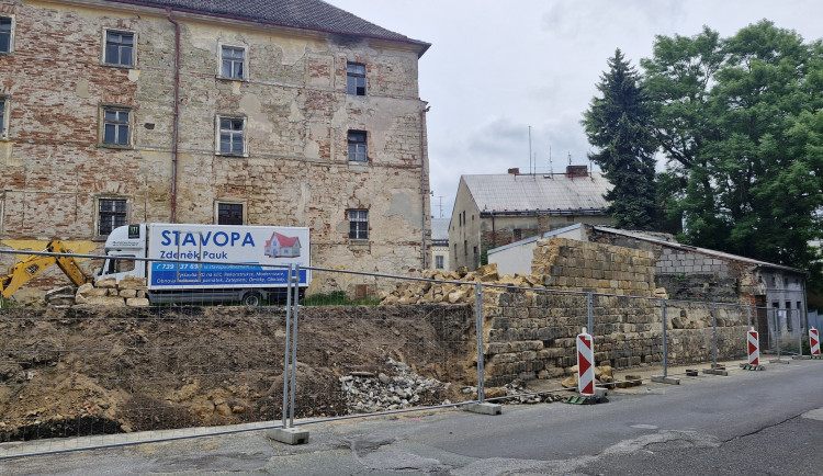 Rekonstrukce historické zdi za jezuitskou kolejí v Jičíně pokračuje