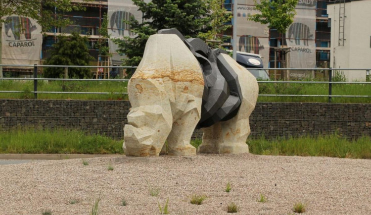 Sochu Sudána ve Dvoře Králové ozdobila nová zeleň