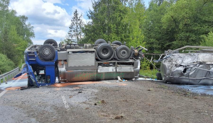 FOTO: Smolný pátek na Havlíčkobrodsku. Řidič, který vezl mléko, skončil na střeše