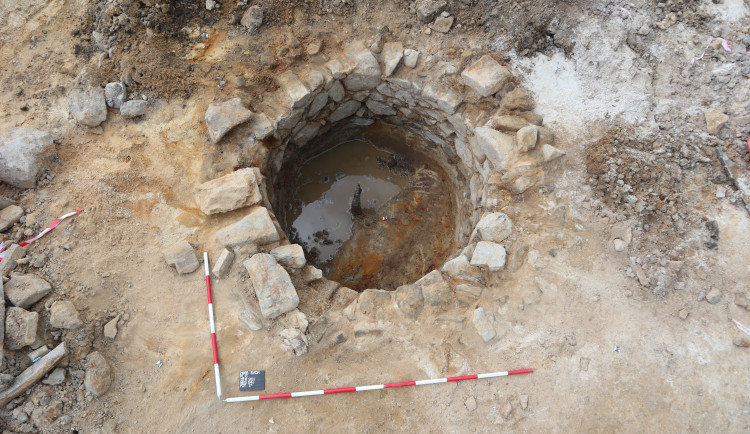 Na nově budovaném obchvatu Svoru našli archeologové vlčí jámu, tedy past na vlky