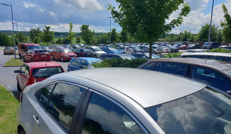 Parkování v Jihlavě IX: Na P+R se dá parkovat zdarma, zatím je v Jihlavě jediné