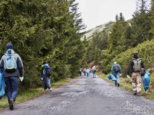 Čisté Krkonoše opět v akci: dobrovolníci odvezli tři tuny odpadu