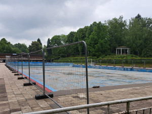 Dvorské Tyršovo koupaliště otevřelo sezónu: první plavci, chladná voda a novinky v areálu