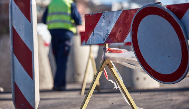 Silničáři uzavřeli hlavní tah do Orlických hor. Kudy se mu vyhnout?