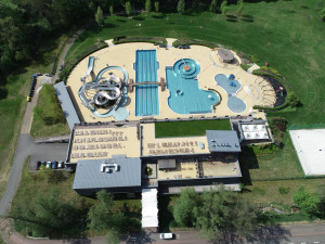 Koupaliště v hradeckém kraji chystají sezónu. Některé plovárny zdraží