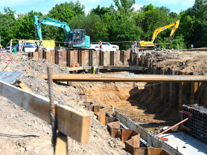 Stavaři na hradecké Miletě jedou naplno, deadline dokončení by měli stihnout