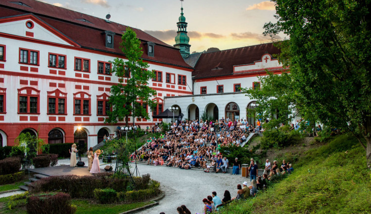 Část úředníků se do zámku přestěhuje ještě letos. Celkovou opravu město chystá na příští rok