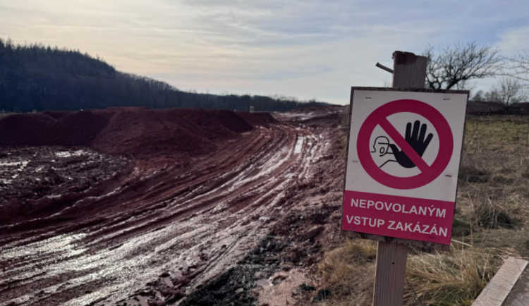 Stavba části dálnice D11 u Trutnova je dočasně zastavena kvůli radioaktivnímu popílku