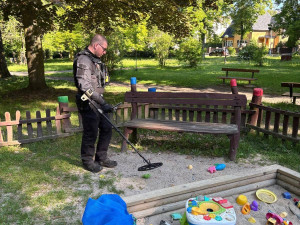Strážníci z Dvora Králové nad Labem se vydali do terénu s detektory kovů