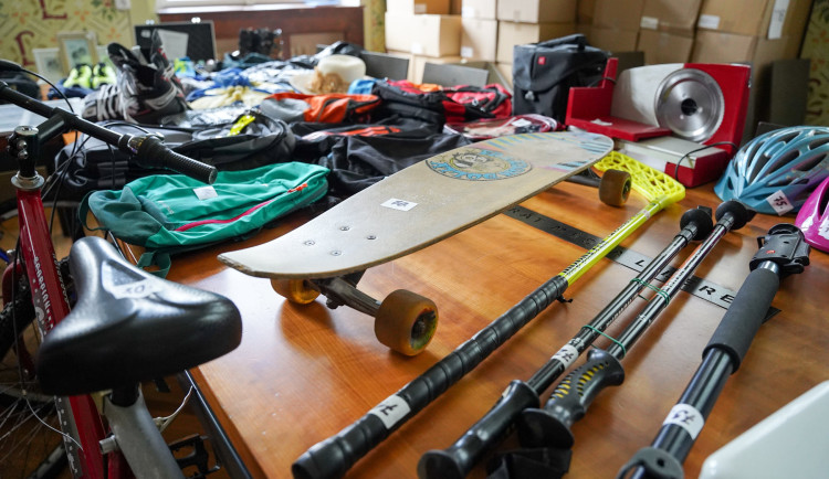 Liberec připravuje další dražbu věcí ze ztrát a nálezů. Výtěžek daruje