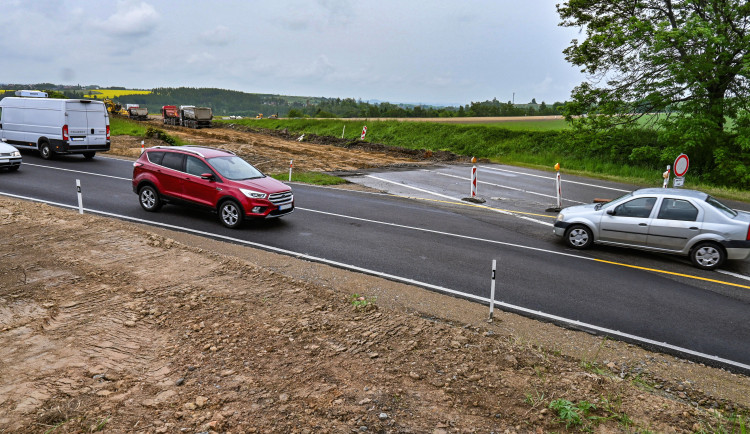 FOTO: Po původní silnici v Heleníně není ani památky. Vzniká tam kruhový objezd