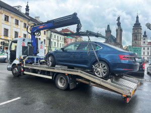 Řidiče zaskočily nové cedule na Velkém náměstí v Hradci, odtahová služba má napilno