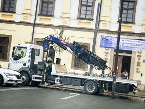 Řidiče zaskočily nové cedule na Velkém náměstí v Hradci, odtahová služba má napilno