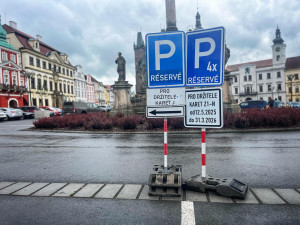 Řidiče zaskočily nové cedule na Velkém náměstí v Hradci, odtahová služba má napilno