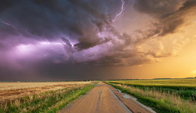 O víkendu naměříme až 28 stupňů. Přidají se přeháňky a také bouřky.