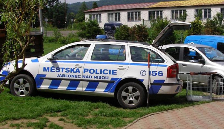 Cestovatel časem? Na benzínce platil stříbrem, prokázal se doklady ze šedesátých let