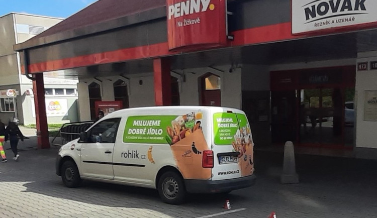 Auto před Penny v Rochlici srazilo ženu. Hledají se svědci