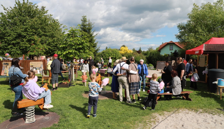 Mateřinka s nejkrásnější zahradou oslavila 75 let od svého vzniku v retro stylu