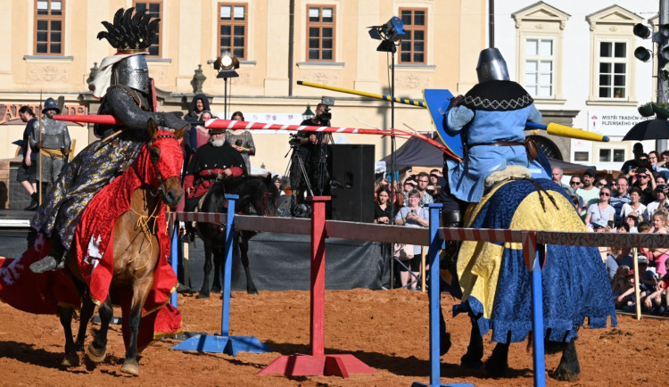 Náměstí se změnilo ve středověké kolbiště, město slaví 730 let od svého založení