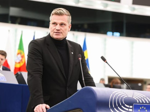 KOMENTÁŘ: Filip Turek utíká z Bruselu, aby hasil vlastní požáry