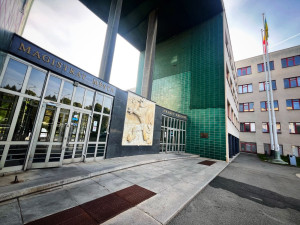 Chod hradeckého magistrátu i v jeho okolí dneska ochromí ozbrojený útočník