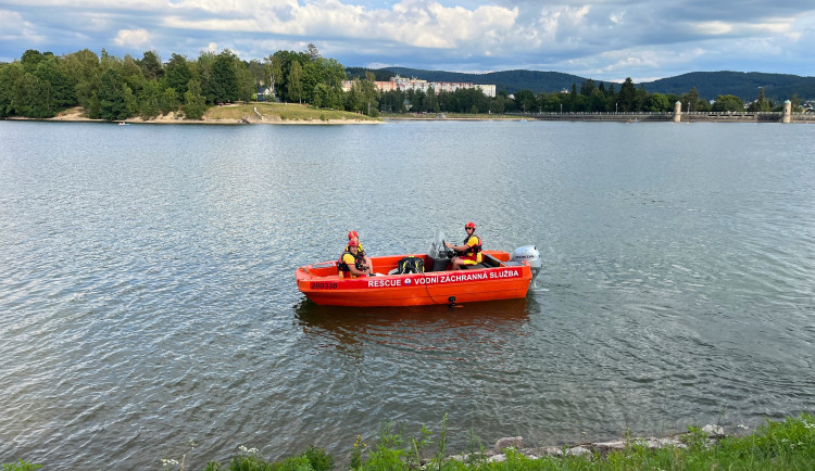 Jabloneckou přehradu letos vodní záchranáři z červeného kříže hlídat nebudou