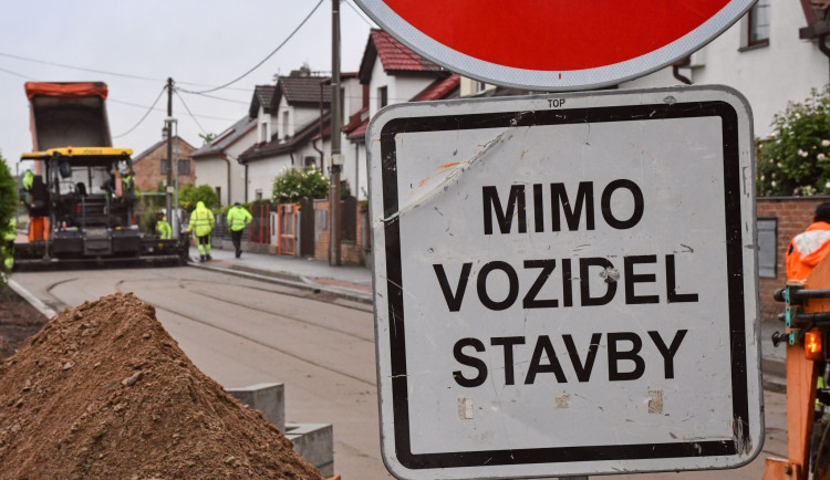Oprava Kuklenské ulice pokračuje. Práce jsou za polovinou
