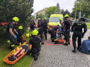 Hradec cvičil zásah proti ozbrojenému pachateli: Evakuace úředníků, drony a souhra IZS
