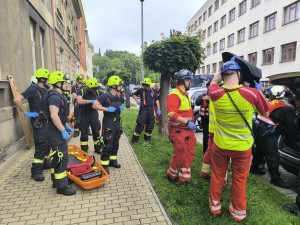 Hradec cvičil zásah proti ozbrojenému pachateli: Evakuace úředníků, drony a souhra IZS
