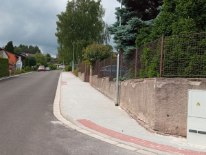 Oprava chodníku v ulici Pod Homolkou v Náchodě je hotová. Na podzim pokračují další etapy