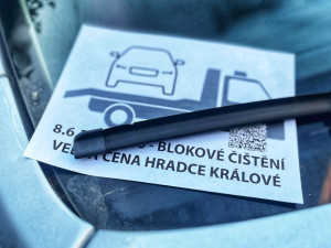 Řidiče v Hradci Králové překvapily letáky za stěrači, vyzývají k přeparkování