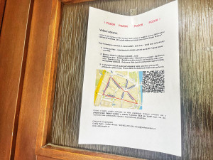 Řidiče v Hradci Králové překvapily letáky za stěrači, vyzývají k přeparkování