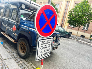 Řidiče v Hradci Králové překvapily letáky za stěrači, vyzývají k přeparkování