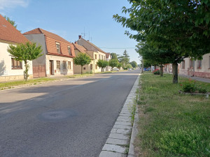 Finální práce na Revoluční třídě v Novém Bydžově. Změny v dopravě až do konce června