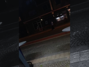 Video zachycuje možnou střelbu u hradeckého Atria. Policii incident nikdo nehlásil