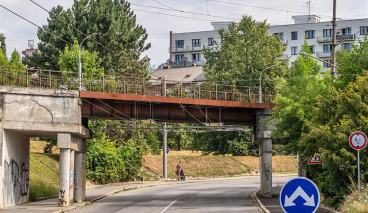 V Havlíčkově ulici jde dnes dolů železniční most, řidiči místem neprojedou