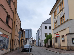 Ve Dvoře Králové se mění směr v Komenského ulici. Cílem je větší bezpečnost