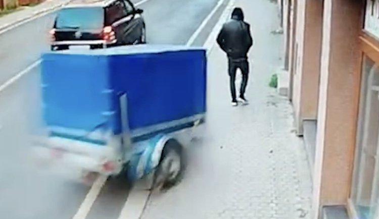 Odpojený přívěsný vozík v Kynšperku odmrštil chodce na zeď domu