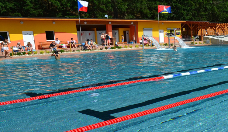 PŘEHLED: Koupaliště zahajují sezonu. Kam na Jihlavsku vyrazit a kolik to bude stát?