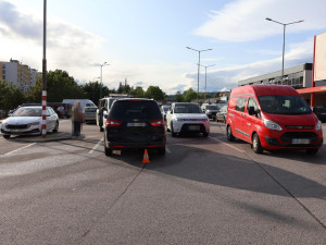 Naboural zaparkované auto a ujel. Neviděli jste řidiče, který nehodu způsobil?